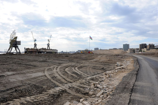 President Ilham Aliyev examines construction progress in 2-4 km section of Baku-Alat highway (PHOTO)